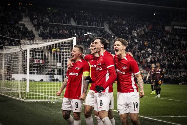 Fußball, EL, AZ Alkmaar - Galatasaray Istanbul ALKMAAR - (l-r) Jordy Clasie of AZ Alkmaar, Mayckel Lahdo of AZ Alkmaar, Troy Parrott of AZ, David Moller Wolfe of AZ Alkmaar celebrate the 3-1 during the Europa League playoff match between AZ Alkmaar and Galatasaray SK at the AFAS stadium on Feb. 13, 2025 in Alkmaar, Netherlands. ANP OLAF KRAAK UEFA Europa League 2024 25 League Knockout Play-off First Leg 2024 25 xVIxANPxSportx xxANPxIVx 519911835 originalFilename: 519911835.jpg