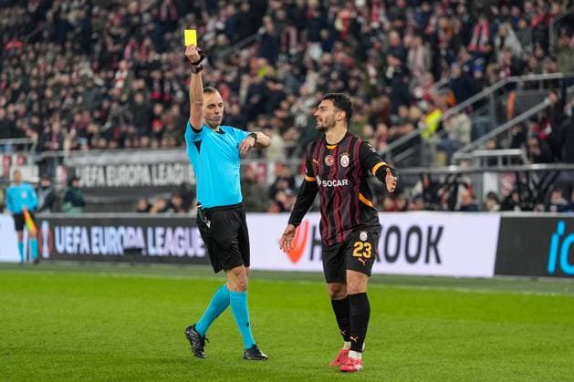 2025-02-13 AZ v Galatasaray - UEFA Europa League 2024 25 League Knockout Play-off First Leg ALKMAAR, NETHERLANDS - FEBRUARY 13: Referee Joao Pinheiro shows a yellow card to Kaan Ayhan of Galatasaray during a UEFA Europa League 2024 25 League Knockout Play-off First Leg match between AZ and Galatasaray at AFAS Stadion on February 13, 2025 in Alkmaar, Netherlands. Alkmaar AFAS Stadion Netherlands Content not available for redistribution in The Netherlands directly or indirectly through any third parties. Copyright: xEdxvanxdexPolx