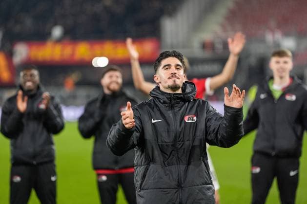 2025-02-13 AZ v Galatasaray - UEFA Europa League 2024 25 League Knockout Play-off First Leg ALKMAAR, NETHERLANDS - FEBRUARY 13: Mayckel Lahdo of AZ during a UEFA Europa League 2024 25 League Knockout Play-off First Leg match between AZ and Galatasaray at AFAS Stadion on February 13, 2025 in Alkmaar, Netherlands. Alkmaar AFAS Stadion Netherlands Content not available for redistribution in The Netherlands directly or indirectly through any third parties. Copyright: xEdxvanxdexPolx