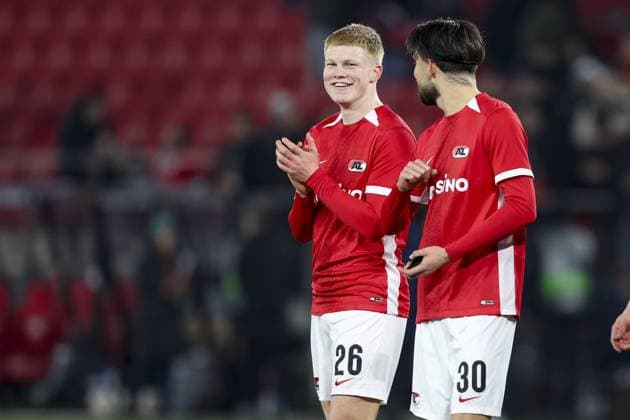 ALKMAAR, 13-02-2025, AFAS Stadium, UEFA Europa League, season 2024 2025. Match between AZ - Galatasaray. AZ player Kees Smit and AZ player Denso Kasius acknowledging the fans AZ - Galatasaray  x27848008x Copyright: