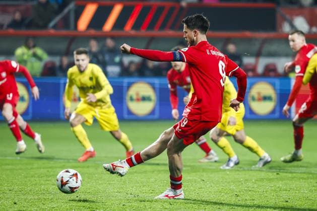 ENSCHEDE - Ricky van Wolfswinkel of FC Twente scores the 2-1 from a penalty kick during the Europa League playoff match between FC Twente and Bodo Glimt at Stadion De Grolsch Veste on Feb. 13, 2025 in Enschede, Netherlands. ANP VINCENT JANNINK UEFA Europa League 2024 25 League Knockout Play-off First Leg 2024 25 xVIxANPxSportx xxANPxIVx 519914619 originalFilename: 519914619.jpg