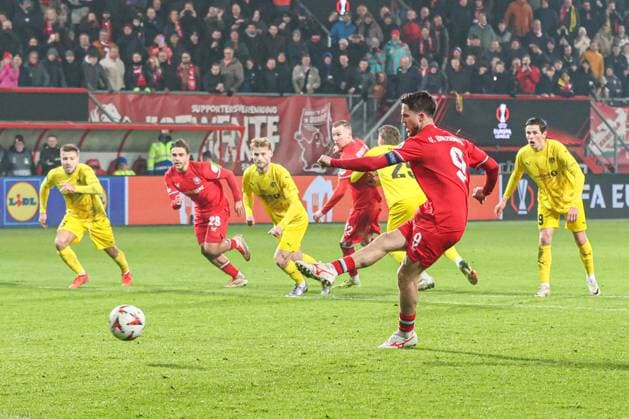2025-02-13 FC Twente v FK Bodo Glimt - UEFA Europa League 2024 25 League Knockout Play-off First Leg ENSCHEDE, NETHERLANDS - FEBRUARY 13: Ricky van Wolfswinkel of FC Twente scores the late winning goal during the UEFA Europa League 2024 25 League Knockout Play-off First Leg match between FC Twente and FK Bodo Glimt at Grolsch Veste on February 13, 2025 in Enschede, Netherlands. Enschede Grolsch Veste Netherlands Content not available for redistribution in The Netherlands directly or indirectly through any third parties. Copyright: xPeterxLousx