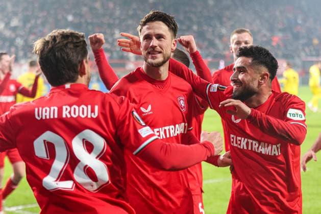 2025-02-13 FC Twente v FK Bodo Glimt - UEFA Europa League 2024 25 League Knockout Play-off First Leg ENSCHEDE, NETHERLANDS - FEBRUARY 13: Ricky van Wolfswinkel of FC Twente celebrates the win with his team during the UEFA Europa League 2024 25 League Knockout Play-off First Leg match between FC Twente and FK Bodo Glimt at Grolsch Veste on February 13, 2025 in Enschede, Netherlands. Enschede Grolsch Veste Netherlands Content not available for redistribution in The Netherlands directly or indirectly through any third parties. Copyright: xPeterxLousx