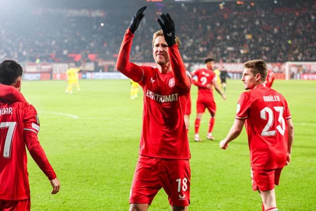 2025-02-13 FC Twente v FK Bodo Glimt - UEFA Europa League 2024 25 League Knockout Play-off First Leg ENSCHEDE, NETHERLANDS - FEBRUARY 13: Michel Vlap of FC Twente hypes up the crowd during the UEFA Europa League 2024 25 League Knockout Play-off First Leg match between FC Twente and FK Bodo Glimt at Grolsch Veste on February 13, 2025 in Enschede, Netherlands. Enschede Grolsch Veste Netherlands Content not available for redistribution in The Netherlands directly or indirectly through any third parties. Copyright: xPeterxLousx
