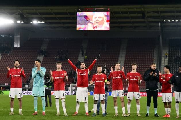 ALKMAAR - Players of AZ celebrate the 4-1 victory after the Europa League playoff match between AZ Alkmaar and Galatasaray SK at the AFAS stadium on Feb. 13, 2025 in Alkmaar, Netherlands. ANP OLAF KRAAK UEFA Europa League 2024 25 League Knockout Play-off First Leg 2024 25 xVIxANPxSportx xxANPxIVx 519914814 originalFilename: 519914814.jpg