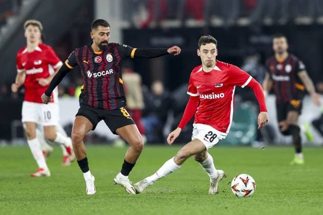 ALKMAAR, 13-02-2025, AFAS Stadium, UEFA Europa League, season 2024 2025. Match between AZ - Galatasaray. AZ player Zico Buurmeester and Galatasaray player Kerem Demirbay AZ - Galatasaray  x27848261x Copyright: