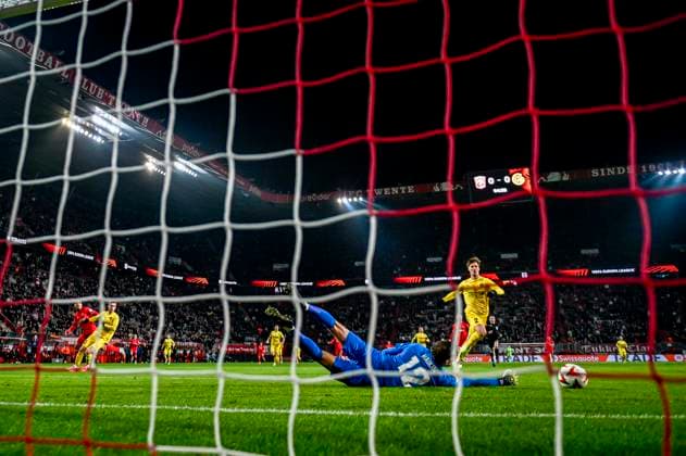 L FC Twente forward Sayf Ltaief score the 1 0, Bodo Glimt goalkeeper Nikita Haikin, during the match Twente Bodo Glimt at the Grolsch Veste, FC Twente Stadion for the UEFA Europa League Knockout phase play offs 1st leg season 2024 2025 in ENSCHEDE, Netherlands on 13 februari 2025, photo by Stefan Koops EYE4images DeFodi Images Defodi 746 215882 Defodi-746