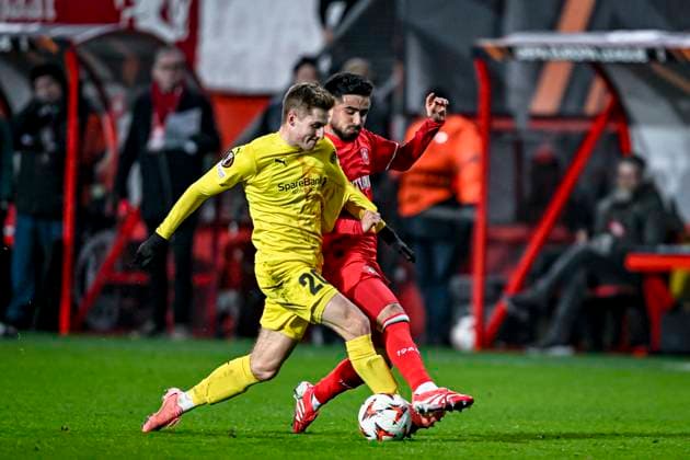 Bodo Glimt midfielder Fredrik Sjovold, FC Twente forward Naci Unuvar, during the match Twente Bodo Glimt at the Grolsch Veste, FC Twente Stadion for the UEFA Europa League Knockout phase play offs 1st leg season 2024 2025 in ENSCHEDE, Netherlands on 13 februari 2025, photo by Stefan Koops EYE4images DeFodi Images Defodi 746 215895 Defodi-746
