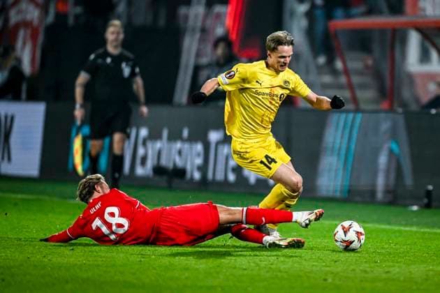 FC Twente midfielder Michel Vlap, Bodo Glimt midfielder Ulrik Saltnes, during the match Twente Bodo Glimt at the Grolsch Veste, FC Twente Stadion for the UEFA Europa League Knockout phase play offs 1st leg season 2024 2025 in ENSCHEDE, Netherlands on 13 februari 2025, photo by Stefan Koops EYE4images DeFodi Images Defodi 746 215923 Defodi-746