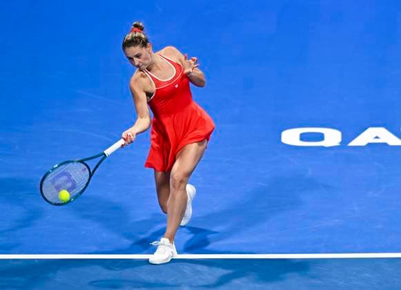 QATAR TOTALENERGIES OPEN - QUARTER-FINALS Marta Kostyuk of Ukraine competes in her quarterfinals match against Amanda Anisimova of the United States during the WTA, Tennis Damen Qatar TotalEnergies Open 2025 tennis tournament at the Khalifa International Tennis Complex in Doha, Qatar, on February 13, 2025. DOHA Qatar Copyright: xNOUSHADx