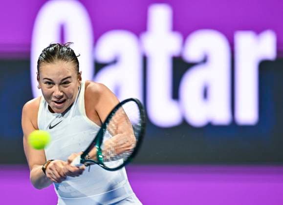 QATAR TOTALENERGIES OPEN - QUARTER-FINALS Amanda Anisimova of the United States competes in her quarterfinals match against Marta Kostyuk of Ukrain during the WTA, Tennis Damen Qatar TotalEnergies Open 2025 tennis tournament at the Khalifa International Tennis Complex in Doha, Qatar, on February 13, 2025. DOHA Qatar Copyright: xNOUSHADx