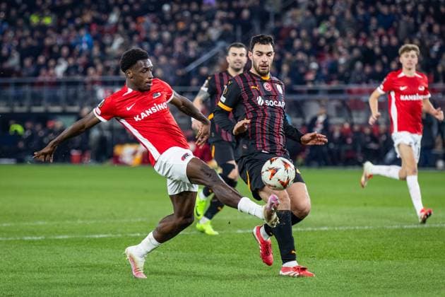 ALKMAAR, 13-02-2025, AFAS Stadium, UEFA Europa League, season 2024 2025. Match between AZ - Galatasaray. AZ player Ernest Poku takes a shot on goal (final score 4-1). AZ - Galatasaray  x27849677x Copyright: