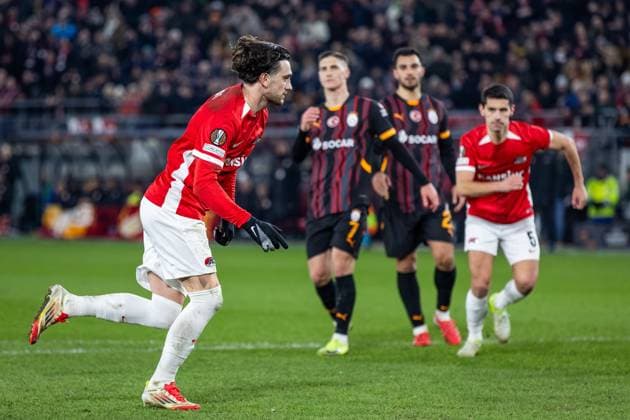 ALKMAAR, 13-02-2025, AFAS Stadium, UEFA Europa League, season 2024 2025. Match between AZ - Galatasaray. AZ player Troy Parrott celebrates after scoring the 2-1 from a penalty (final score 4-1). AZ - Galatasaray  x27849896x Copyright: