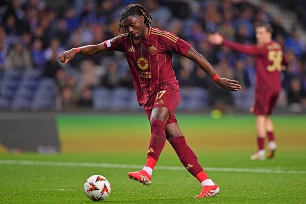 13th February 2025: Porto, Portugal: Dragao Stadium, UEFA Europa League 2024 2025, FC Porto versus Roma; Manu Kone of Roma, during the Play-off first leg of UEFA Europa League 2024 2025 at Dragao Stadium in Porto on February 13, 2025.  ActionPlus12750244 DanielxCastro
