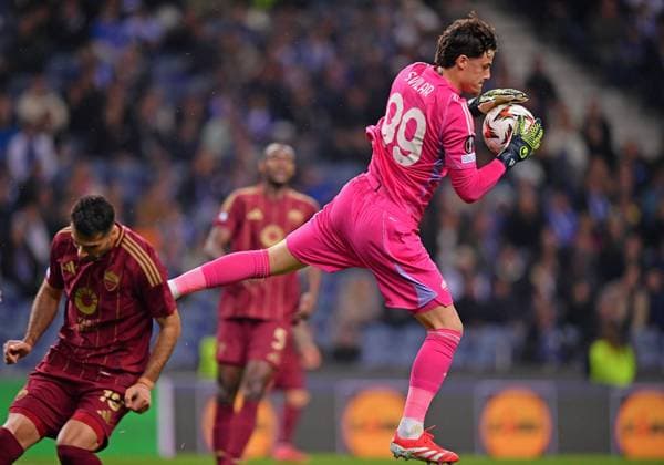 13th February 2025: Porto, Portugal: Dragao Stadium, UEFA Europa League 2024 2025, FC Porto versus Roma; Goalkeeper Mile Svilar of Roma, during the Play-off first leg of UEFA Europa League 2024 2025 at Dragao Stadium in Porto on February 13, 2025.  ActionPlus12750264 DanielxCastro