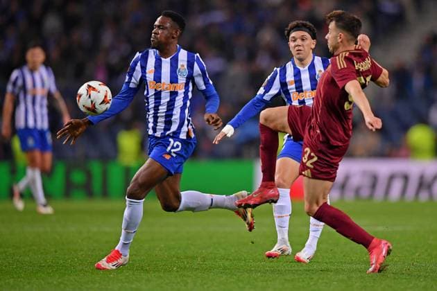 13th February 2025: Porto, Portugal: Dragao Stadium, UEFA Europa League 2024 2025, FC Porto versus Roma; Zaidu Sanusi of FC Porto challenges for possession with Stephan El Shaarawy of Roma, during the Play-off first leg of UEFA Europa League 2024 2025 at Dragao Stadium in Porto on February 13, 2025.  ActionPlus12750265 DanielxCastro