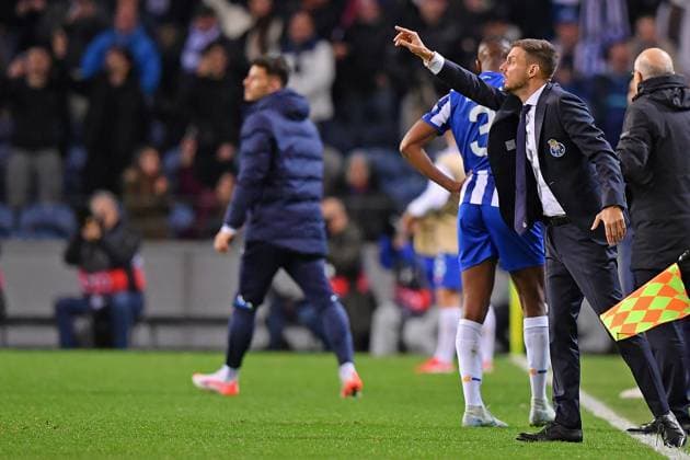 13th February 2025: Porto, Portugal: Dragao Stadium, UEFA Europa League 2024 2025, FC Porto versus Roma; FC Porto manager Martin Anselmi gives the team instructions during the Play-off first leg of UEFA Europa League 2024 2025 at Dragao Stadium in Porto on February 13, 2025.  ActionPlus12750248 DanielxCastro