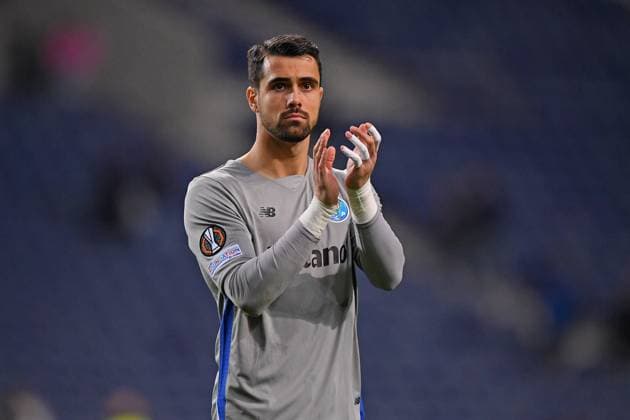 13th February 2025: Porto, Portugal: Dragao Stadium, UEFA Europa League 2024 2025, FC Porto versus Roma; Goalkeeper Diogo Costa of FC Porto applauds the fans after the match between Fc Porto and Roma for the Play-off first leg of UEFA Europa League 2024 2025 at Dragao Stadium in Porto on February 13, 2025.  ActionPlus12750267 DanielxCastro