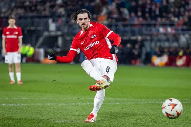 ALKMAAR, 13-02-2025, AFAS Stadium, UEFA Europa League, season 2024 2025. Match between AZ - Galatasaray. AZ player Troy Parrott scores the 2-1 from a penalty (final score 4-1). AZ - Galatasaray  x27850005x Copyright:
