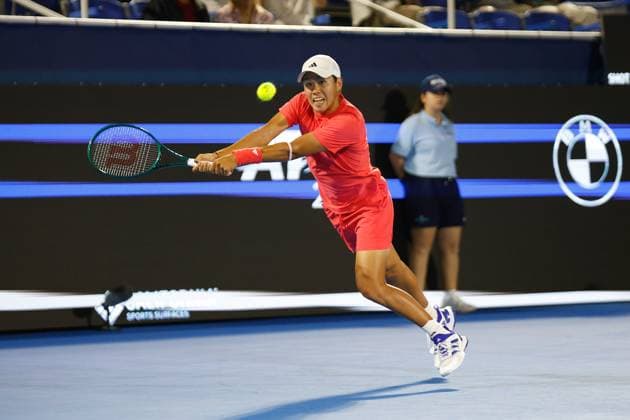 DELRAY BEACH, FL - FEBRUARY 13: Learner Tien (USA) in action at his Round 16 game against Matteo Arnaldi (ITALY) during the Delray Beach Open on Thursday February 13, 2025, at the Delray Beach Stadium & Tennis Center in Delray Beach, Florida.(Photo by Chris Arjoon Icon Sportswire) TENNIS: FEB 13 Delray Beach Open EDITORIAL USE ONLY Icon250213001065