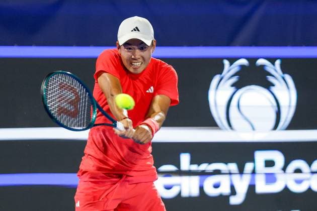 DELRAY BEACH, FL - FEBRUARY 13: Learner Tien (USA) in action at his Round 16 game against Matteo Arnaldi (ITALY) during the Delray Beach Open on Thursday February 13, 2025, at the Delray Beach Stadium & Tennis Center in Delray Beach, Florida.(Photo by Chris Arjoon Icon Sportswire) TENNIS: FEB 13 Delray Beach Open EDITORIAL USE ONLY Icon250213001099