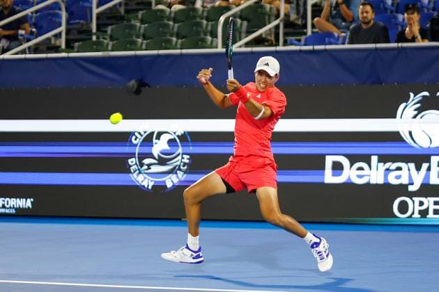 DELRAY BEACH, FL - FEBRUARY 13: Learner Tien (USA) in action at his Round 16 game against Matteo Arnaldi (ITALY) during the Delray Beach Open on Thursday February 13, 2025, at the Delray Beach Stadium & Tennis Center in Delray Beach, Florida.(Photo by Chris Arjoon Icon Sportswire) TENNIS: FEB 13 Delray Beach Open EDITORIAL USE ONLY Icon250213001125