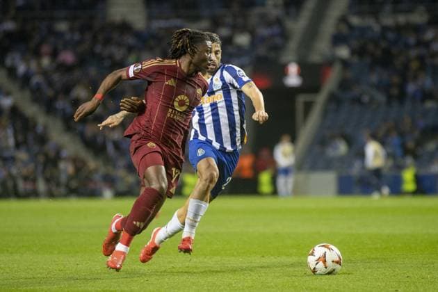 February 14, 2025, Porto, Porto, Portugal, Portugal: Manu Kono drives the ball during the UEFA Europa League 2024 2025 Knockout Play-off First Leg match between FC Porto and As Roma at Dragao Stadium on February 14, 2025 in Porto, Portugal. ( PxImages) Porto Portugal - ZUMAp175 20250214_zsa_p175_001 Copyright: xSergioxMendesx