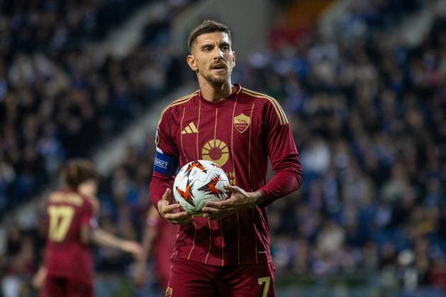 February 14, 2025, Porto, Porto, Portugal, Portugal: Lorenzo Pellegrini holds the ball during the UEFA Europa League 2024 2025 Knockout Play-off First Leg match between FC Porto and As Roma at Dragao Stadium on February 14, 2025 in Porto, Portugal. ( PxImages) Porto Portugal - ZUMAp175 20250214_zsa_p175_006 Copyright: xSergioxMendesx