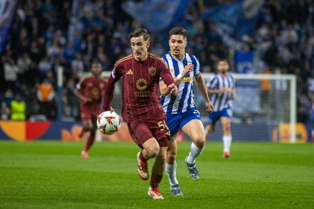 February 14, 2025, Porto, Porto, Portugal, Portugal: Alexis Saelemaekers runs ahead of Francisco Moura during the UEFA Europa League 2024 2025 Knockout Play-off First Leg match between FC Porto and As Roma at Dragao Stadium on February 14, 2025 in Porto, Portugal. ( PxImages) Porto Portugal - ZUMAp175 20250214_zsa_p175_016 Copyright: xSergioxMendesx
