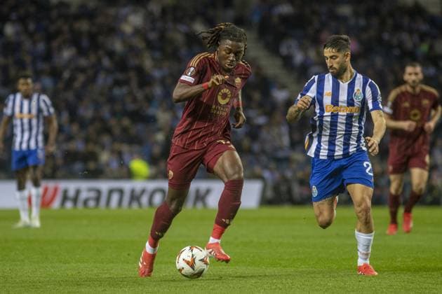 February 14, 2025, Porto, Porto, Portugal, Portugal: Manu Kono drives the ball during the UEFA Europa League 2024 2025 Knockout Play-off First Leg match between FC Porto and As Roma at Dragao Stadium on February 14, 2025 in Porto, Portugal. ( PxImages) Porto Portugal - ZUMAp175 20250214_zsa_p175_021 Copyright: xSergioxMendesx