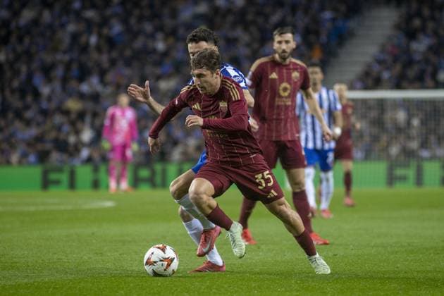 February 14, 2025, Porto, Porto, Portugal, Portugal: Tommaso Baldanzi drives the ball during the UEFA Europa League 2024 2025 Knockout Play-off First Leg match between FC Porto and As Roma at Dragao Stadium on February 14, 2025 in Porto, Portugal. ( PxImages) Porto Portugal - ZUMAp175 20250214_zsa_p175_022 Copyright: xSergioxMendesx