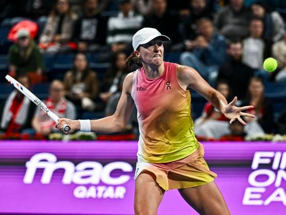 (250214) -- DOHA, Feb. 14, 2025 -- Iga Swiatek of Poland hits a return during the women s singles quarterfinal match between Iga Swiatek of Poland and Elena Rybakina of Kazakhstan at the WTA, Tennis Damen Qatar Open tennis tournament in Doha, Qatar, on Feb. 13, 2025. (Photo by Xinhua) (SP)QATAR-DOHA-WTA-QATAR OPEN 2025-QUARTERFINAL Nikku 