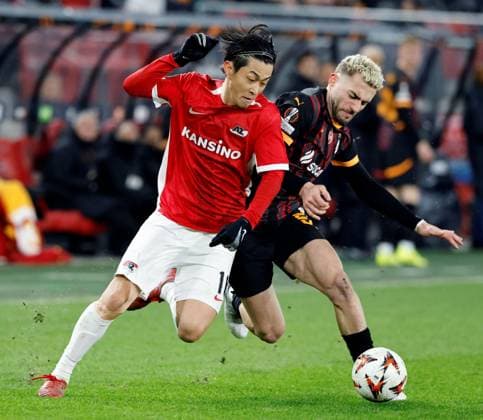 Football: UEFA Europa League AZ Alkmaar s Seiya Maikuma (L) vies for the ball with Galatasaray s Baris Alper Yilmaz in a UEFA Europa League match in Alkmaar, the Netherlands, on Feb. 13, 2025.  A14AA0004146602P