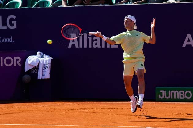 February 13, 2025, Buenos Aires, Federal Capital, Argentina: February 13, 2025, Buenos Aires, Argentina: The Argentine Diego Schwartzman says goodbye as a.professional tennis player after losing to the Spanish Pedro Martinez in the closing of the 8th.final of the Argentina Open 2025. The organization of the tournament and the fans in general.celebrate a heartfelt tribute to El Peque Buenos Aires Argentina - ZUMAa179 0801927093st Copyright: xRobertoxAlmeidaxAveledox