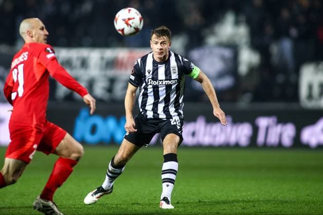 February 13, 2025, Thessaloniki, Greece: PAOK s Stefan Schwab (Center) in action during a Europa League knockout phase match between PAOK FC and FC Steaua. Thessaloniki Greece - ZUMAp191 0802081392st Copyright: xGiannisxPapanikosx