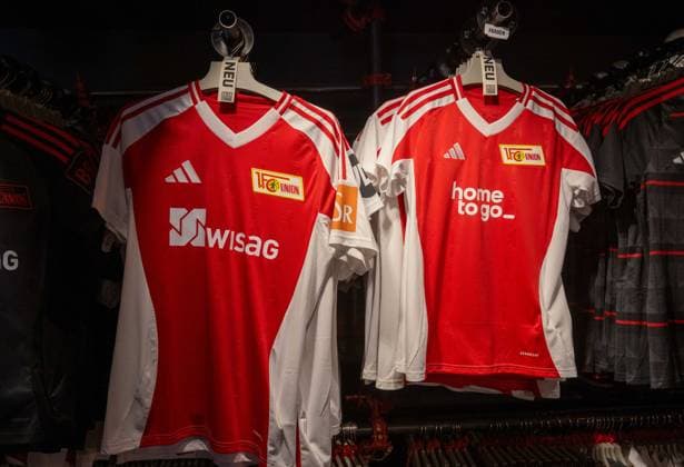 Sport Themen der Woche KW07 Sport Bilder des Tages Fußball, Herren, Saison 2024 2025, 1. Bundesliga, 1. FC Union Berlin, Trikots mit dem Logo der neuen Hauptsponsoren Wisag (l. Frauen) und HomeToGo (r. Männer) im Fanshop im Stadion An der Alten Försterei, 14.02. 2025, Copyright: xMatthiasxKochx