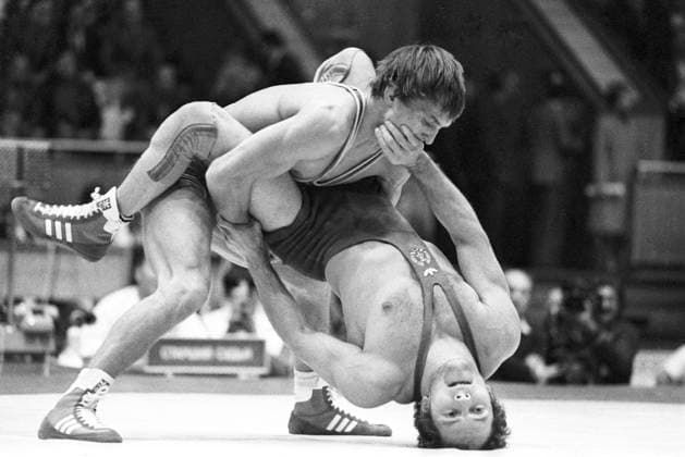 Archivbilder der Woche SPORT KW07 Kiev, USSR. Athletes Anatoly Beloglazov from the Soviet Union who took third place and Hartmut Reich from the German Democratic Republic who took fourth place (L-R) take part in a competition in the weight category up to 52 kilogrammes at the World Freestyle Wrestling Championships. Vyacheslav Un Da-Sin TASS  16830290