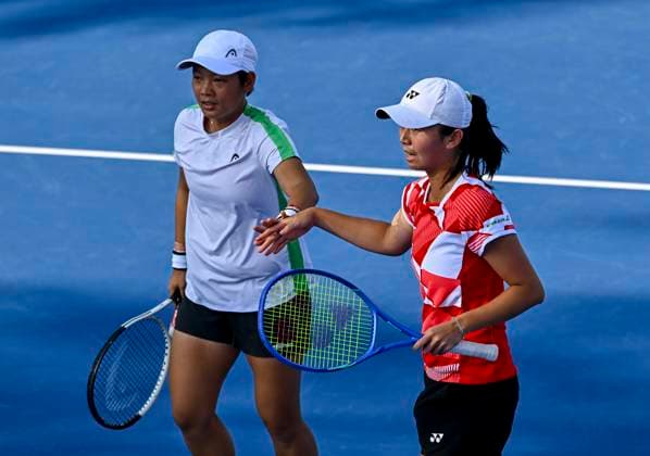 (250214) -- DOHA, Feb. 14, 2025 -- Jiang Xinyu (L) of China Wu Fang-Hsien of Chinese Taipei compete during women s doubles semi-final match between Jiang Xinyu of China Wu Fang-Hsien of Chinese Taipei and Beatriz Haddad Maia of Brazil Laura Siegemund of Germany at the WTA, Tennis Damen Qatar Open tennis tournament in Doha, Qatar, on Feb. 14, 2025. (Photo by Xinhua) (SP)QATAR-DOHA-WTA-QATAR OPEN 2025-SEMIFINAL Nikku 