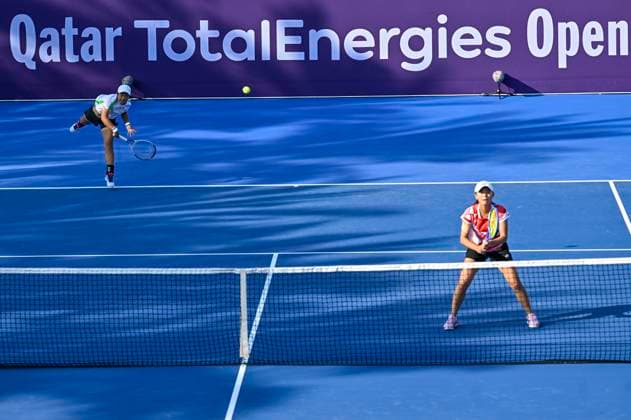 (250214) -- DOHA, Feb. 14, 2025 -- Jiang Xinyu (L) of China Wu Fang-Hsien of Chinese Taipei compete during women s doubles semi-final match between Jiang Xinyu of China Wu Fang-Hsien of Chinese Taipei and Beatriz Haddad Maia of Brazil Laura Siegemund of Germany at the WTA, Tennis Damen Qatar Open tennis tournament in Doha, Qatar, on Feb. 14, 2025. (Photo by Xinhua) (SP)QATAR-DOHA-WTA-QATAR OPEN 2025-SEMIFINAL Nikku 