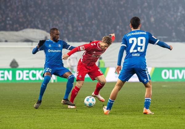 Sport Bilder des Tages Fussball, Herren, Saison 2024 2025, 2. Bundesliga (22. Spieltag), 1. FC Magdeburg - 1. FC Köln, v.l. Silas Gnaka (1. FC Magdeburg), Florian Kainz (1. FC Köln), Livan Burcu (1. FC Magdeburg), 14.02. 2025, Copyright: xSebastianxRäppold MatthiasxKochx