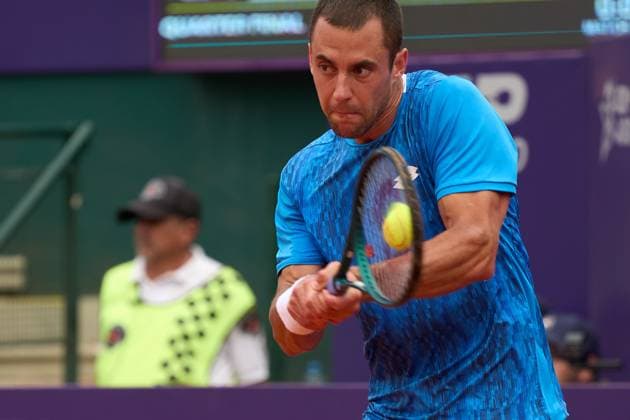 Laslo Djere of Serbia returns a backhand to Thiago Seyboth Wild of Brazil during the quarterfinals match at the IEB+ Argentina Open 2025 at Buenos Aires Lawn Tennis Club February 14, 2025 in Buenos Aires, Argentina. (Photo by Camilla Stolen, Imago) Buenos Aires Argentina Copyright: xCamillaxStolenx L1090986