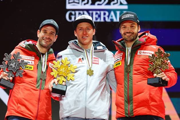 Bilder des Jahres 2025, Sport 02 Februar Sport Themen der Woche KW07 Sport Bilder des Tages ALPINE SKIING - FIS Ski WC Saalbach 2025 SAALBACH,AUSTRIA,14.FEB.25 - ALPINE SKIING - FIS Alpine World Ski Championships Saalbach 2025, giant slalom, men, medal plaza, award ceremony. Image shows the rejoicing of Thomas Tumler (SUI), Raphael Haaser (AUT) and Loic Meillard (SUI). Keywords: medal.  GEPAxpictures xThomasxBachun