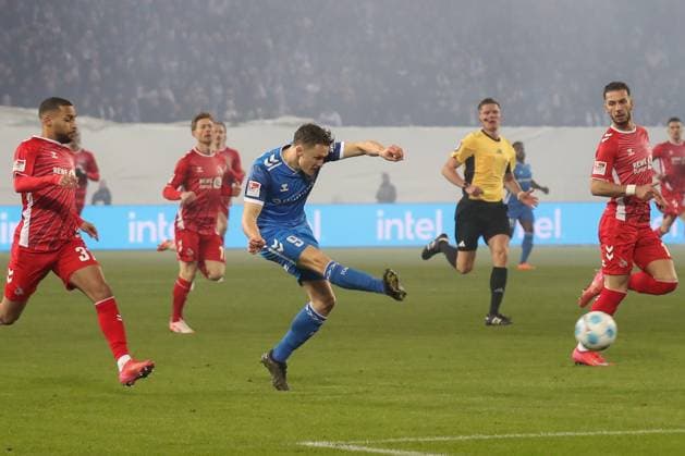 14 02 2025, xgox, Soccer 2 Bundesliga, 1 FC Magdeburg 1 FC Koeln emspor, v l Martijn Kaars Magdeburg, 9 shoots the ball on goal, shot on goal, shot DFL DFB REGULATIONS PROHIBIT ANY USE OF PHOTOGRAPHS as IMAGE SEQUENCES and or QUASI VIDEO Magdeburg