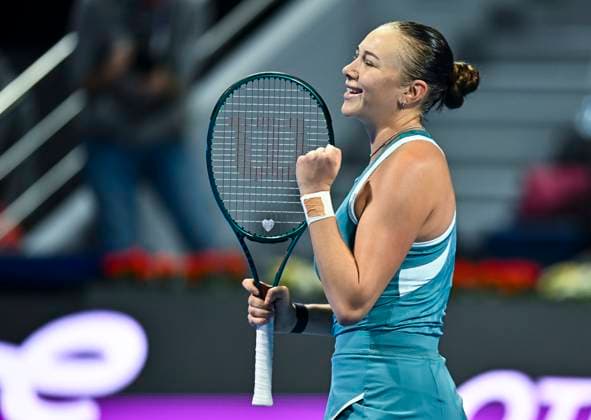 QATAR TOTALENERGIES OPEN - SEMI-FINAL Amanda Anisimova of the United States celebrates after winning the semi-final match against Ekaterina Alexandrova during the WTA, Tennis Damen Qatar TotalEnergies Open 2025 tennis tournament at the Khalifa International Tennis Complex in Doha, Qatar, on February 14, 2025. DOHA Qatar Copyright: xx