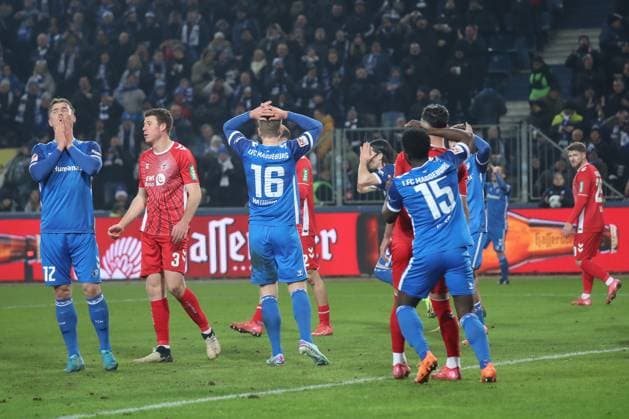 14 02 2025, xgox, Fußball 2 Bundesliga, 1 FC Magdeburg 1 FC Koeln emspor, v l Magdeburg nach Abseits Tor enttaeuscht, enttäuscht, schaut enttaeuscht, niedergeschlagen, disappointed DFL DFB REGULATIONS PROHIBIT ANY USE OF PHOTOGRAPHS as IMAGE SEQUENCES and or QUASI VIDEO Magdeburg