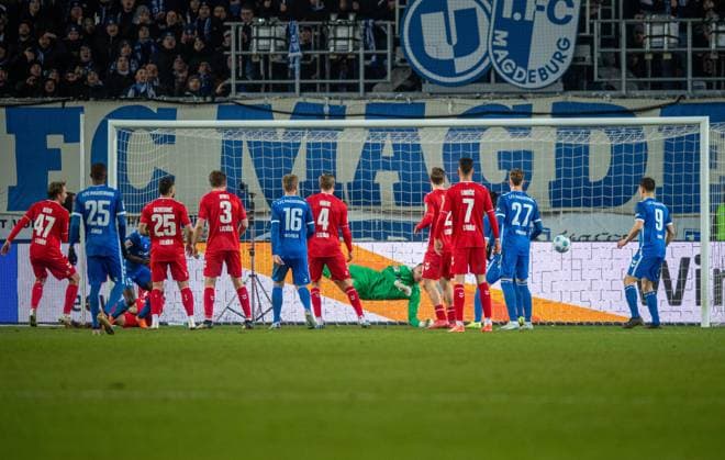 Soccer, Men, Season 2024 2025, 2 Bundesliga 22 Matchday , 1 FC Magdeburg 1 FC Köln, v l Daniel Heber 1 FC Magdeburg scores the goal for 1 0 against goalkeeper Marvin Schwäbe 1 FC Köln , 14 02 2025, Copyright: xSebastianxRäppold MatthiasxKochx