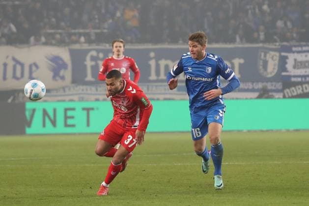 14 02 2025, xgox, Soccer 2 Bundesliga, 1 FC Magdeburg 1 FC Koeln emspor, v l Linton Maina Koeln, 37 , Marcus Mathisen Magdeburg, 16 DFL DFB REGULATIONS PROHIBIT ANY USE OF PHOTOGRAPHS as IMAGE SEQUENCES and or QUASI VIDEO Magdeburg