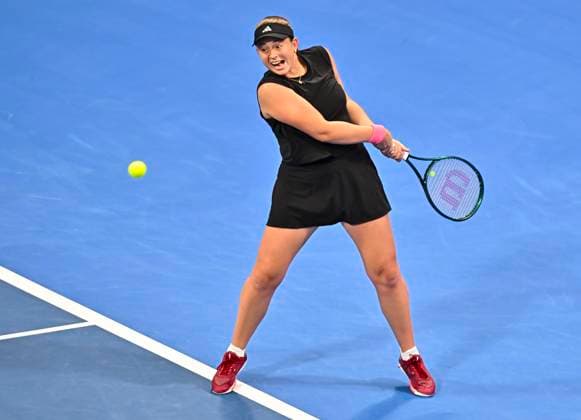 QATAR TOTALENERGIES OPEN - SEMI-FINAL Jelena Ostapenko of Latvia competes in her semi-final match against Iga Swiatek of Poland during the WTA, Tennis Damen Qatar TotalEnergies Open 2025 tennis tournament at the Khalifa International Tennis Complex in Doha, Qatar, on February 14, 2025. DOHA Qatar Copyright: xx
