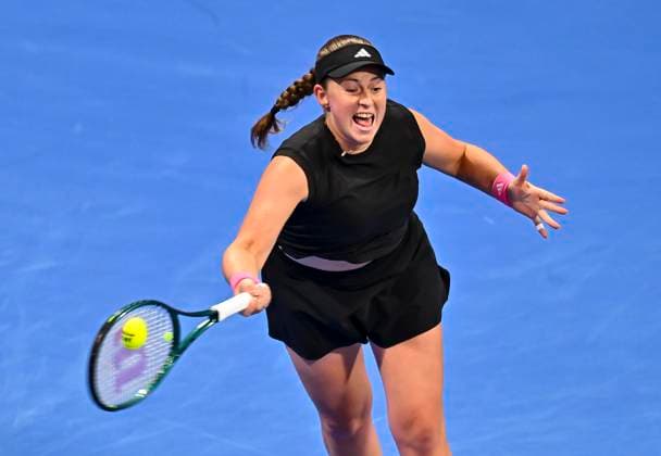 QATAR TOTALENERGIES OPEN - SEMI-FINAL Jelena Ostapenko of Latvia competes in her semi-final match against Iga Swiatek of Poland during the WTA, Tennis Damen Qatar TotalEnergies Open 2025 tennis tournament at the Khalifa International Tennis Complex in Doha, Qatar, on February 14, 2025. DOHA Qatar Copyright: xx