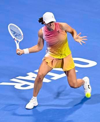 QATAR TOTALENERGIES OPEN - SEMI-FINAL Iga Swiatek of Poland competes in her semi-final match against Jelena Ostapenko of Latvia during the WTA, Tennis Damen Qatar TotalEnergies Open 2025 tennis tournament at the Khalifa International Tennis Complex in Doha, Qatar, on February 14, 2025. DOHA Qatar Copyright: xx